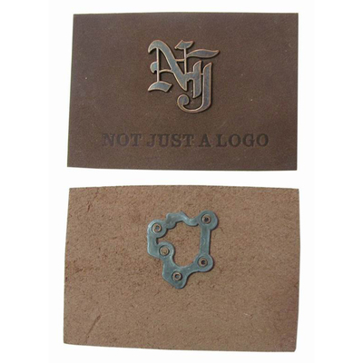 Wytłaczane dżinsy Niestandardowe skórzane etykiety Wytłoczone na gorąco Pantone Velcro na odzież