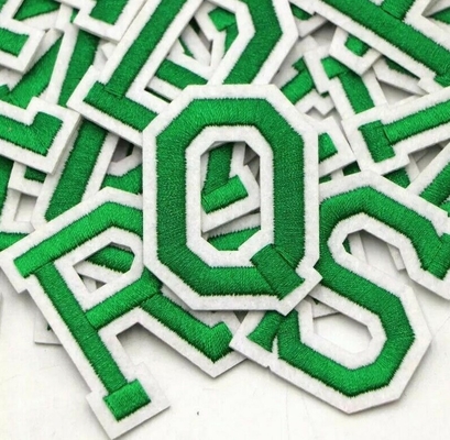 Ciemnozielone haftowane naszywki z literami do przyszycia alfabetu na ubrania