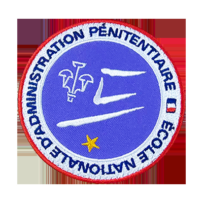 Wyświetlony logo z tkaniny zapiętej z haczykiem do kapeluszy i ubrań na zamówienie